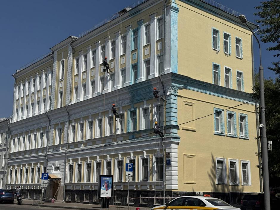 Фасад здания после косметического ремонта, боковой вид
