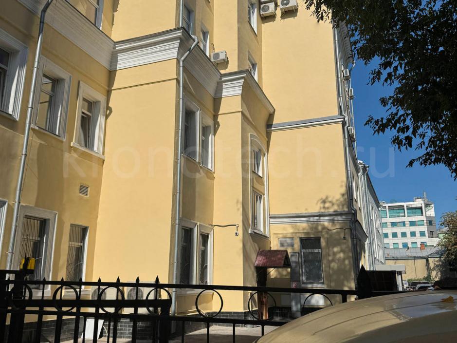 Боковой фасад здания на улице Воронцовская