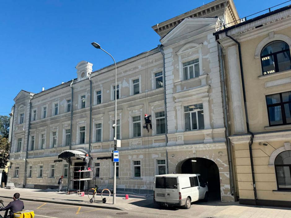 Боковой фасад здания на улице Садовническая