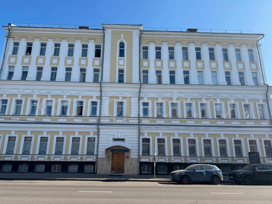 Фасад здания на улице Воронцовская после косметического ремонта, общий вид