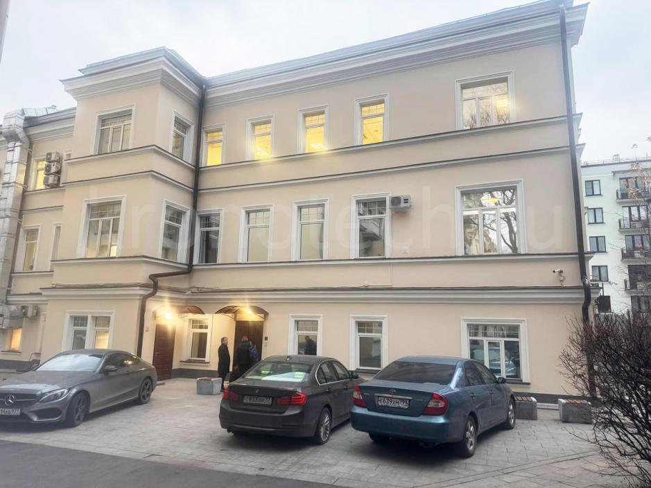 Входная зона отремонтированного здания