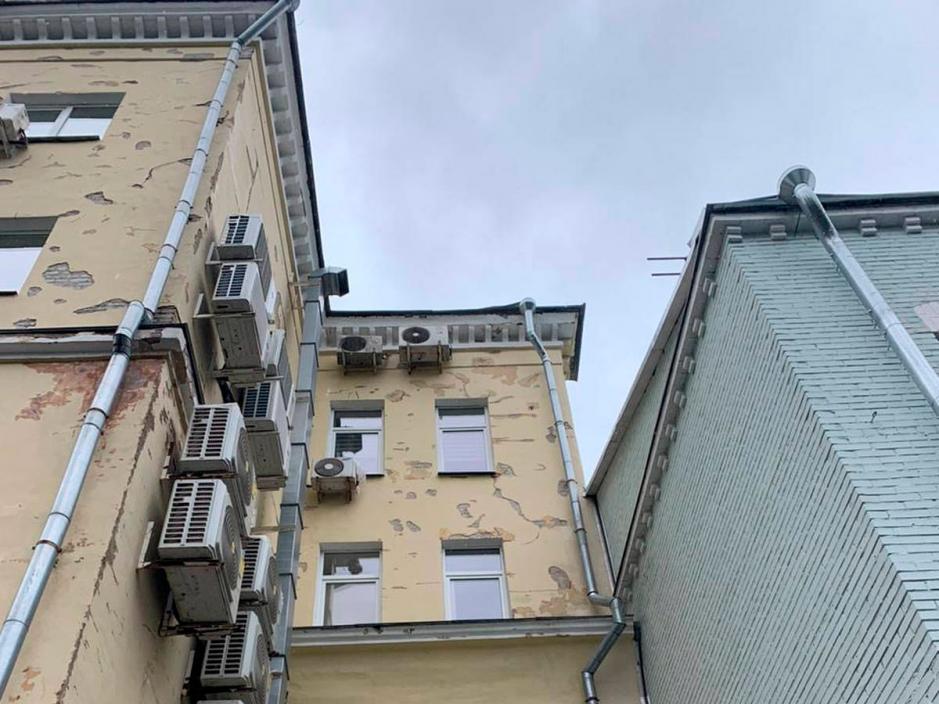 Фрагмент фасада здания с инженерными блоками