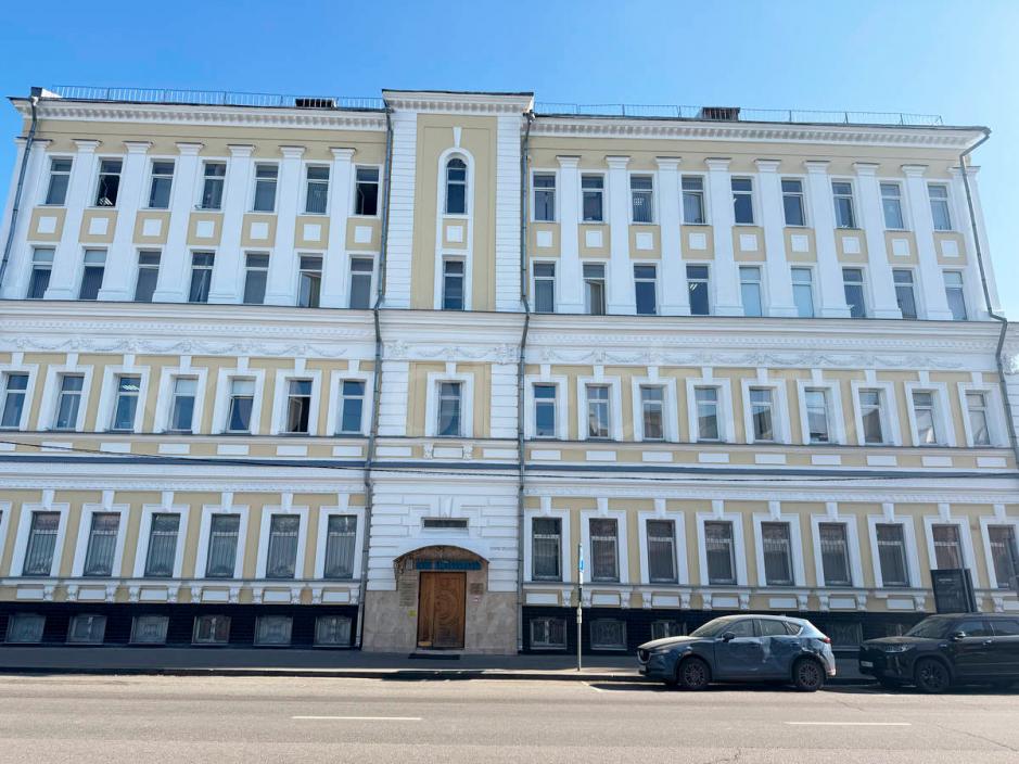 Фрагмент отремонтированного фасада здания