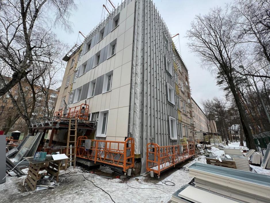 Монтаж металлокассет на фасаде здания