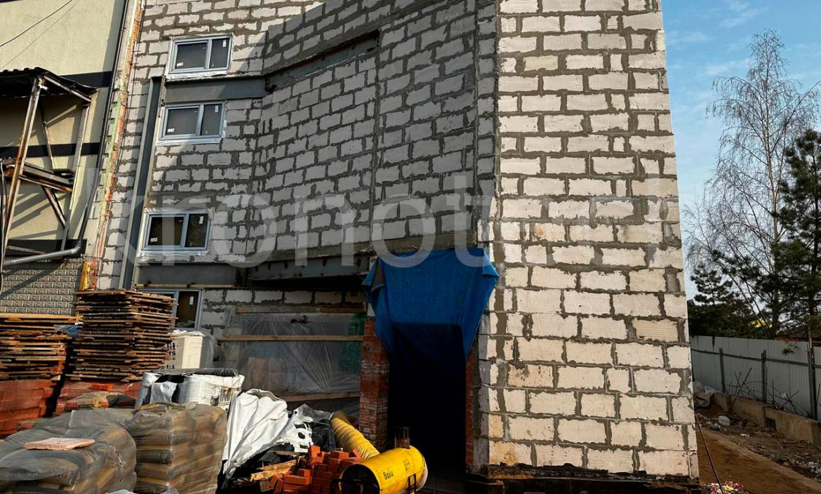 Фасад здания на этапе монтажа клинкерной облицовки