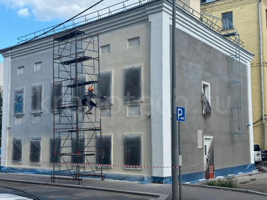Подготовка фасада здания к нанесению декоративной штукатурки на улице Энгельса