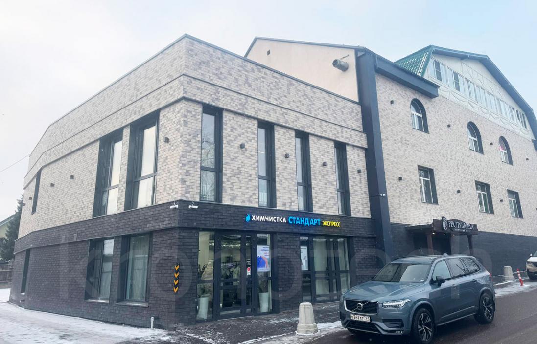 Боковой фасад здания с клинкерной облицовкой в Красногорске